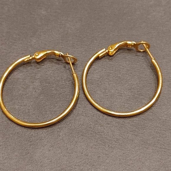 A Collection of Gold Costume Jewelry - Picture 5 of 5